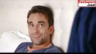 يتم استنفاد أمي شقراء وابنتها من وجود الكثير من المرح، في فترة ما بعد الظهر.