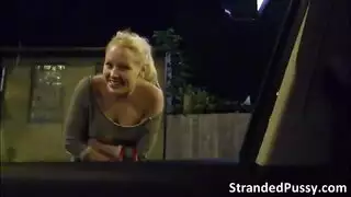 مص الديك في السيارة