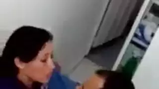 فاتنة مكتب الساخنة الأصابع مع دسار لها