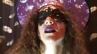 سيدة في ثونغ سراويل استمناء الكثير