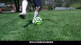 لم يعد بإمكانه النظر إلى ثدييها
