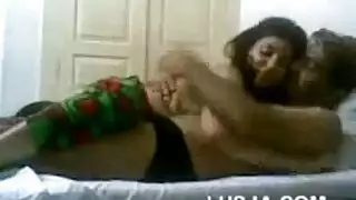 مدرب فاتنة سخيف امرأة سمراء في المكان.