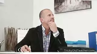 أخبرته أنها ستوظف سكرتيرة إذا امتصت ديكه