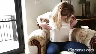 توافق على أن يمسح قضيبها جيدًا