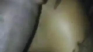 فرخ الأبنوس النحيف يركع أمام شريكها ويمتص عصا اللحم الضخمة