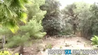شقراء جميلة تستخدم بوسها لإرضاء الرجال