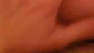 لاتينا صغيرة استمناء على الأرض