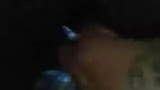 الغراب ينقع الثقوب الرطبة بالإصبع