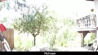 إنها تحبها عندما يمارس الجنس الفموي