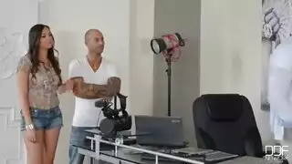 رجلان يعرفان كيف يمارس الجنس مع الفريق عليها