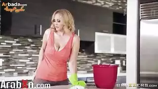 سكس محارم الام تريد زب ابنها الممحون وتتناك منه ف المطبخ