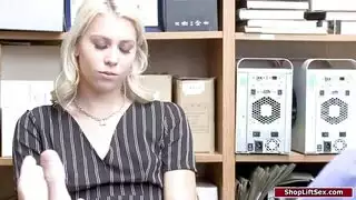 شقراء لطيف يعرف كيف يمارس الجنس