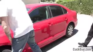 ينتصر على شريكه عندما يمص قضيبه جيداً