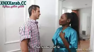 زوجة الاب السمراء وحوض الاستحمام الساخن سكس سمراوات مترجم