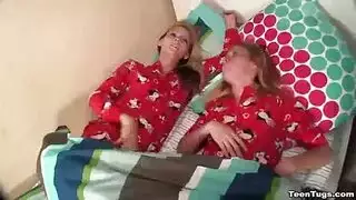 اثنين من الفتيات الشقيقة فرك هذا القضيب السميك