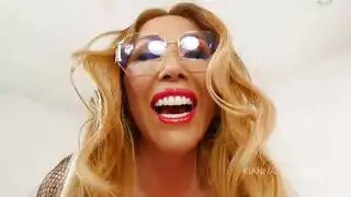 لذيذ كيانا في أحذية زوجها