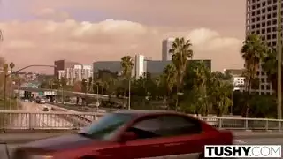اثنين من النساء الجميلات قبلة في الحمار وجمل