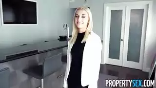 لديها كس الرطب وجذابة للغاية