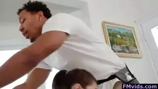 يضع قضيبه مثبتًا في منتصف وجهها