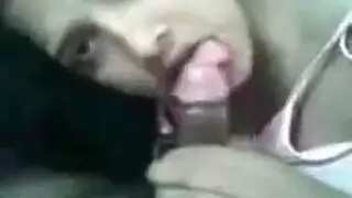 مراهقة سعودية تمص زبر رجل كبير وينيكها
