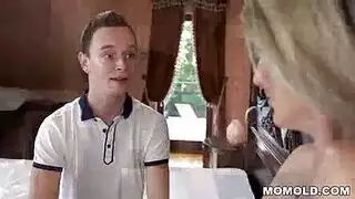 امرأة ناضجة مفلس تظهر لها ضخمة.