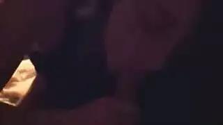 فقط اثنين من الرجال قرنية سخيف بجانب حمام السباحة