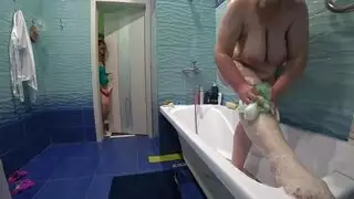 الغطس الناضج الذي يغسل بالكثير من الرغوة