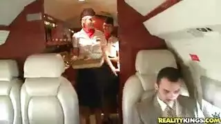 الراكب يتحرش بالمضيفة لينيكها