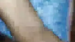خشب الأبنوس الجميل القيام الديك كبير.