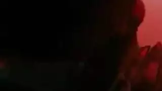 هافن الظلام الكبير الصدر يعطي رأس لاعب الأبنوس.