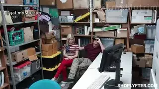 الشرطي ينيك السارقة أمام زوجها