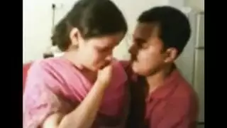 طالب هندي يحب لعق مهبل