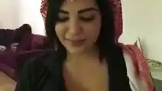فتاة عربية سعودية سكسي بملابس ساخنة وبزاز ناار