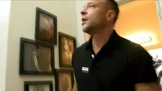 رجل يرتدي ملابس داخلية ، يمزق قضيبه في بوسها الضيق والمبلل