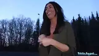 المرأة تبين لنا كيف كبيرة ومستديرة الثديين