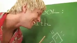 سكرتيرة تلعب بالزب مع زميلها و تجعله واقف ثم ينيكها