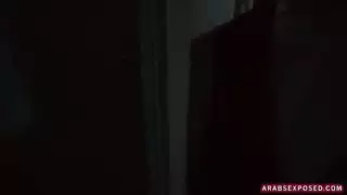 امرأة عربية يائسة الملاعين مقابل المال ()