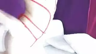 ممرضة شقراء السمين في الطبيعة الرطبة.