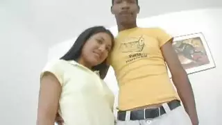 ليلى لي مع الحمار الحلو يلعب مع لعبة في المنزل