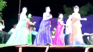 الفتيات يرقصن في قريتي.