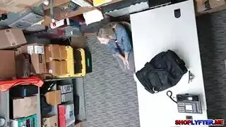 إيما هيكس تبين الثدي ثابت لها