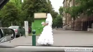 صديقة يعطي اللسان قذرة في السيارة بعد العمل