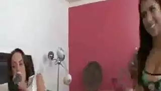 رجلينيككلبهيعلقفيكسها