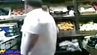 شرموطة مصرية تتناك من بائع في محل الخضار