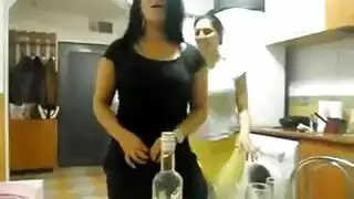 شرموطتان ترقصان و تحركان الصدور الجميلة بكل حلاوة