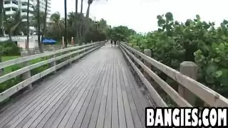 Big Tit Brunette Teenager Riding Riding Ride لديه BFF محظوظ.