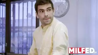 موظف يضاجع زوجة رئيسه في الفندق
