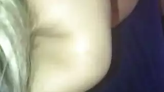 بريق مثير في سن المراهقة يلعب معها مع صديق
