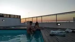 كومينغ كثيرا في حمام السباحة عند غروب الشمس