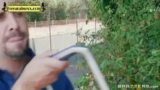 الزوجة تشعر بالملل فتتناك من قاريء الطالع